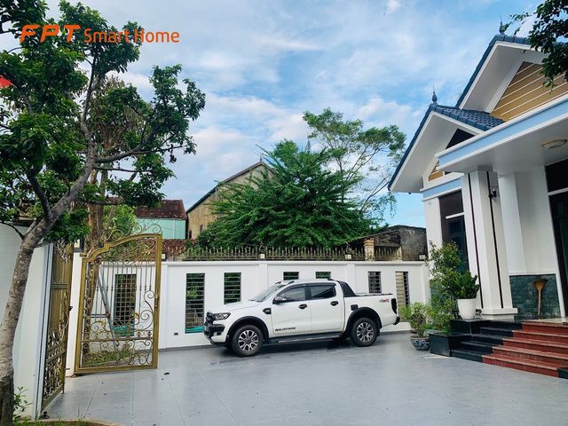 Biệt thự có cổng tự động và hệ thống nhà thông minh